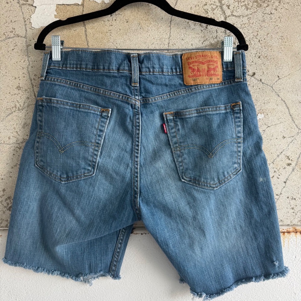 Levis 514 Jean Shorts Cut Off Raw Hem Medium Wash Denim Size W32 Casual‎ Summer